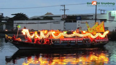  Diễu hành thuyền hoa trên Kênh Tàu Hủ