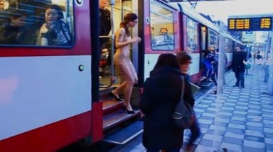   Người mẫu khỏa thân đi tàu điện