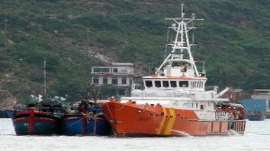  Cứu hộ 6 ngư dân mắc cạn gần quần đảo Trường Sa 