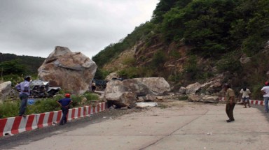  Sơn La: Đá lăn sập nhà, bé gái 4 tuổi tử vong