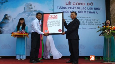 Trao kỷ lục tượng Phật Di Lặc lớn nhất châu Á trên đỉnh núi Cấm