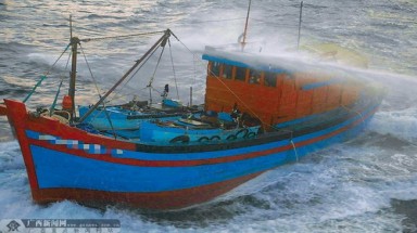     Trung Quốc ngang ngược dùng vòi rồng đuổi tàu cá ở Trường Sa