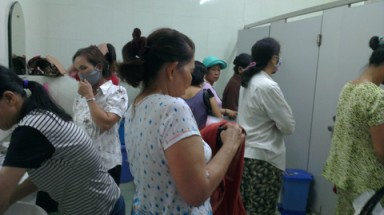  Nhắm mắt, rùng mình vào nhà vệ sinh bệnh viện