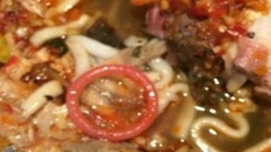       Nghi án bao cao su ở nhà hàng Trung Quốc    