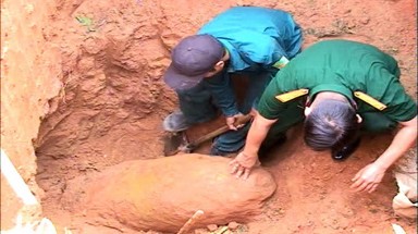  Phát hiện quả bom gần nửa tấn trong nhà dân