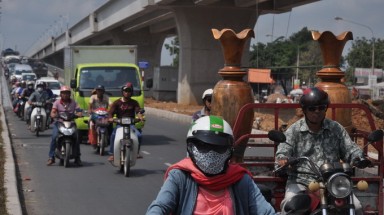   Dầm cầu bị sà lan tông bể, cầu Hóa An đóng cửa