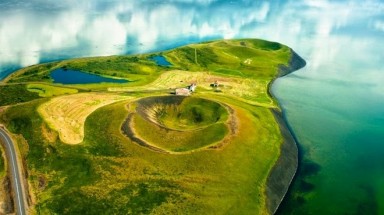 Lạ lùng những chiếc hố rỗng trong hồ cổ Iceland  