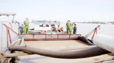   Đồng Tháp: Đổi tội danh nhóm cán bộ thao túng "cát tặc"