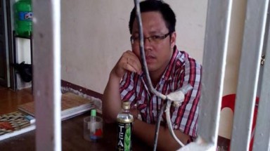  Phóng viên bị “giam lỏng” do chụp hình cổng trại giam