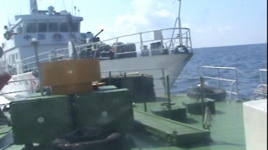 Tàu Trung Quốc dày đặc cản, húc gãy lan can tàu Cảnh sát biển Việt Nam