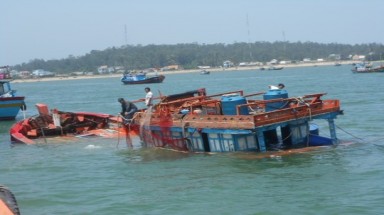   Tàu cá Lý Sơn bị tàu lạ đâm chìm, 2 ngư dân gặp nạn