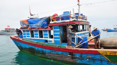      Tàu Trung Quốc tấn công bằng đạn lửa tàu ngư dân Việt Nam