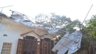  Tuyên Quang: Hàng trăm ngôi nhà bị đổ, tốc mái do mưa lớn kèm lốc xoáy