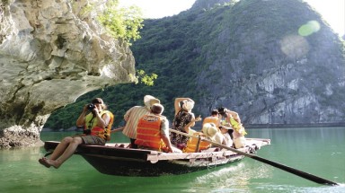   “Cuộc chiến” tranh khách ở Hạ Long