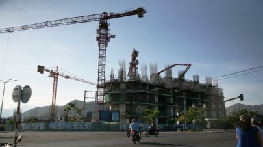   Bờ biển Nha Trang: Lổn nhổn công trình