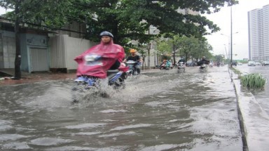  Mưa lớn, người Sài Gòn bì bõm lội nước đen