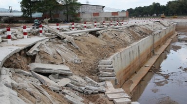   Sau cơn mưa, công trình 345 tỷ bị nứt toác, lún sụt