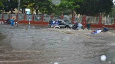   Đắk Lắk: Mưa 1 giờ, phố biến thành sông!