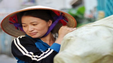 “Tỷ phú ve chai” và cái giá của lòng trung thực