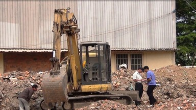   Đang lượm ve chai bị xe múc cán chết