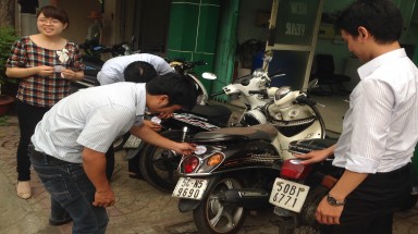 Nhân viên Saigon EnviGreen tham gia dán sticker "Không xả rác bừa bãi"