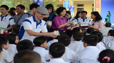  Vinamilk và Quỹ sữa Vươn cao Việt Nam trao tặng sữa cho 40.000 trẻ em ở 40 tỉnh thành trên cả nước