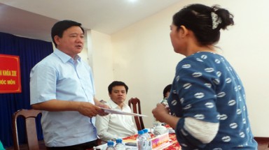  Chủ tịch xã lúng túng khi bị ông Đinh La Thăng "truy" về ô nhiễm