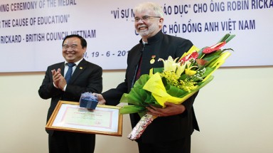  Giám đốc Hội đồng Anh nhận kỷ niệm chương Vì Sự nghiệp Giáo dục