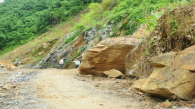  Sạt lở hàng trăm khối đá ở Thanh Hóa