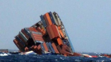     Sóng đánh gãy đôi tàu, hàng ngàn container rơi xuống biển
