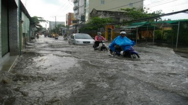  Mưa dông tại TP.HCM, nhiều đường phố biến thành sông