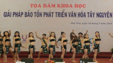  Nhức mắt màn biểu diễn thiếu vải tại buổi Toạ đàm khoa học