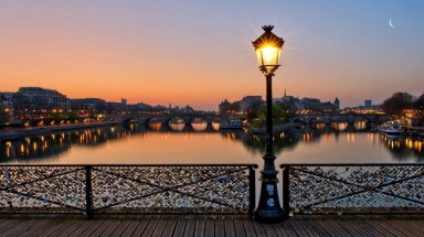    Thành cầu Paris sập vì khóa tình yêu