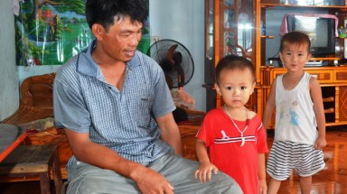   Sóng lớn đánh chìm tàu, 4 ngư dân được cứu sống