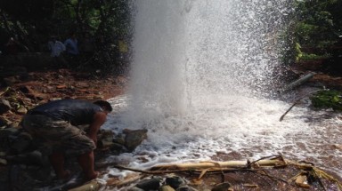  Bà Rịa – Vũng Tàu: Khoan giếng, nước cứ phun ngùn ngụt cao 20m
