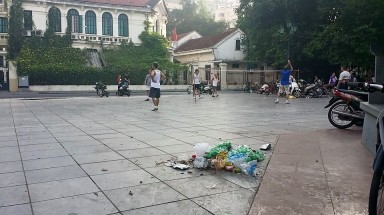  Hà Nội: Rác thải đầy phía sau tượng đài Lý Thái Tổ