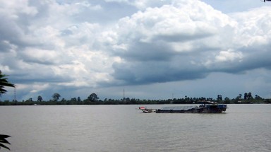  Tàu chở 26 người lên Sài Gòn chìm trong giông lốc