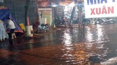  Hà Nội: Mưa giông lớn quật ngã nhiều người đi đường