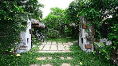   Quán cà phê mộc mạc giữa vườn cây xanh