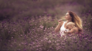  Hình ảnh người mẹ cho con bú giữa thiên nhiên rung động lòng người