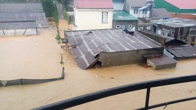  Khánh Hoà:3 mẹ con kẹt trong nhà sập do lũ bất ngờ dâng