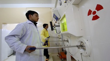   Giữ thiết bị phóng xạ trong… két sắt đựng tiền  