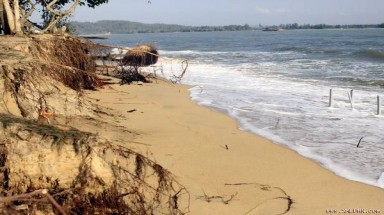  Bờ biển Nhật Lệ và Mỹ Cảnh bị sạt lở nghiêm trọng ở Quảng Bình