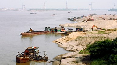  Nhiều bến bãi hoạt động trái phép ven đê sông Hồng và sông Luộc