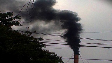  Quảng Trị: Dân vây bệnh viện vì bị lò đốt rác "hành hạ"