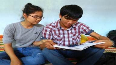     Chị em mồ côi vay tiền đi thi đại học
