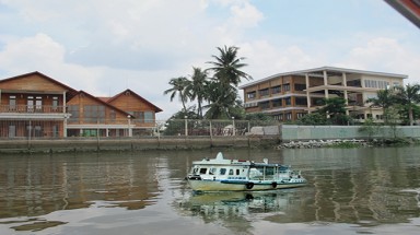 Sông rạch bị xà xẻo