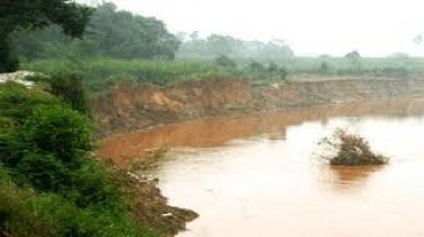  Khai thác cát tùy tiện gây sạt lở nghiêm trọng kè bờ sông 