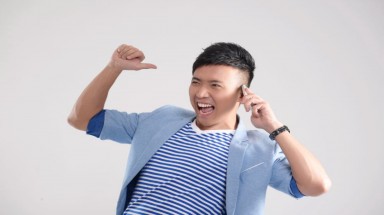  Trấn Thành quậy tưng trong phòng chụp hình   