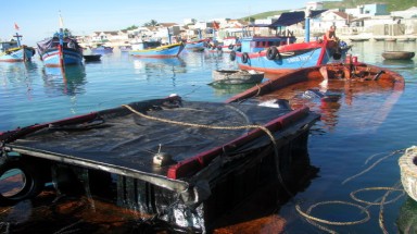    Bình Định: Kéo tàu "nghi phạm" gây tràn dầu về Quy Nhơn điều tra